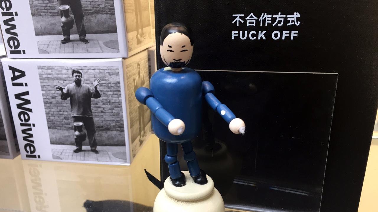 Der chinesische Künstler Ai Weiwei - als bewegliche Gliederpuppe im blauen Mao-Anzug