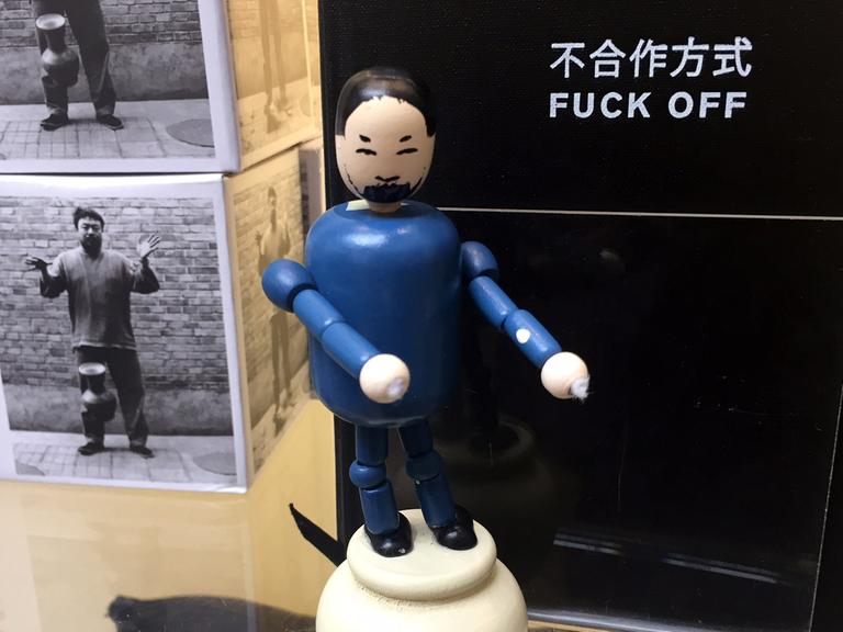 Der chinesische Künstler Ai Weiwei - als bewegliche Gliederpuppe im blauen Mao-Anzug