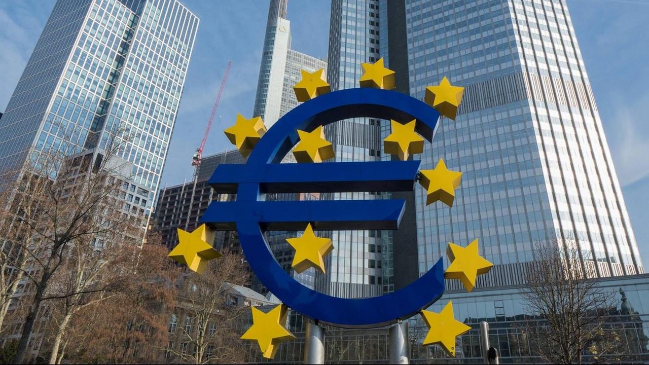 Ein riesiges Euro-Symbol am Willy-Brandt-Platz in Frankfurt am Main Ein riesiges Euro-Symbol am Willy-Brandt-Platz in Frankfurt am Main
