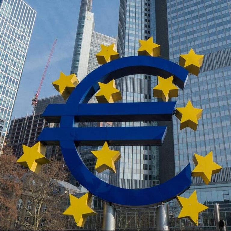 Ein riesiges Euro-Symbol am Willy-Brandt-Platz in Frankfurt am Main