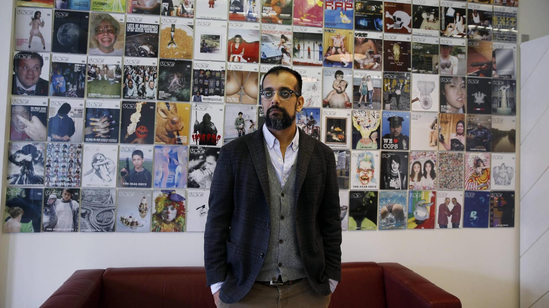 Ein Mann vor einer Wand mit "Vice"-Covern Ein Mann vor einer Wand mit "Vice"-Covern