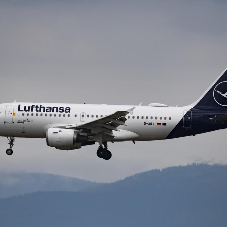 Eine Passagiermaschine der Lufthansa fliegt kurz vor Frankfurt.