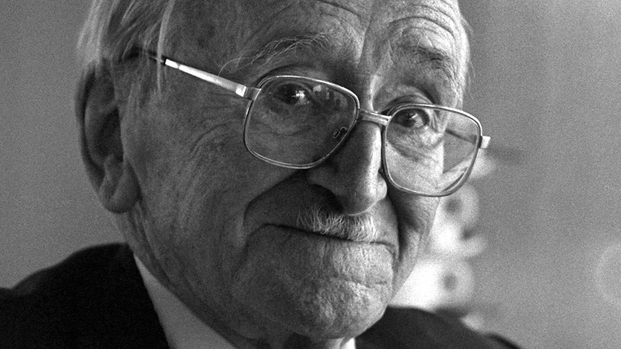 Der österreichisch-britische Nationalökonom, Politologe und Sozialphilosoph Friedrich August von Hayek, aufgenommen am 30.6.1981 beim traditionellen Nobelpreisträger-Treffen in Lindau. Hayek starb am 23.3.1992 in Freiburg. Der österreichisch-britische Nationalökonom, Politologe und Sozialphilosoph Friedrich August von Hayek, aufgenommen am 30.6.1981 beim traditionellen Nobelpreisträger-Treffen in Lindau. Hayek starb am 23.3.1992 in Freiburg.