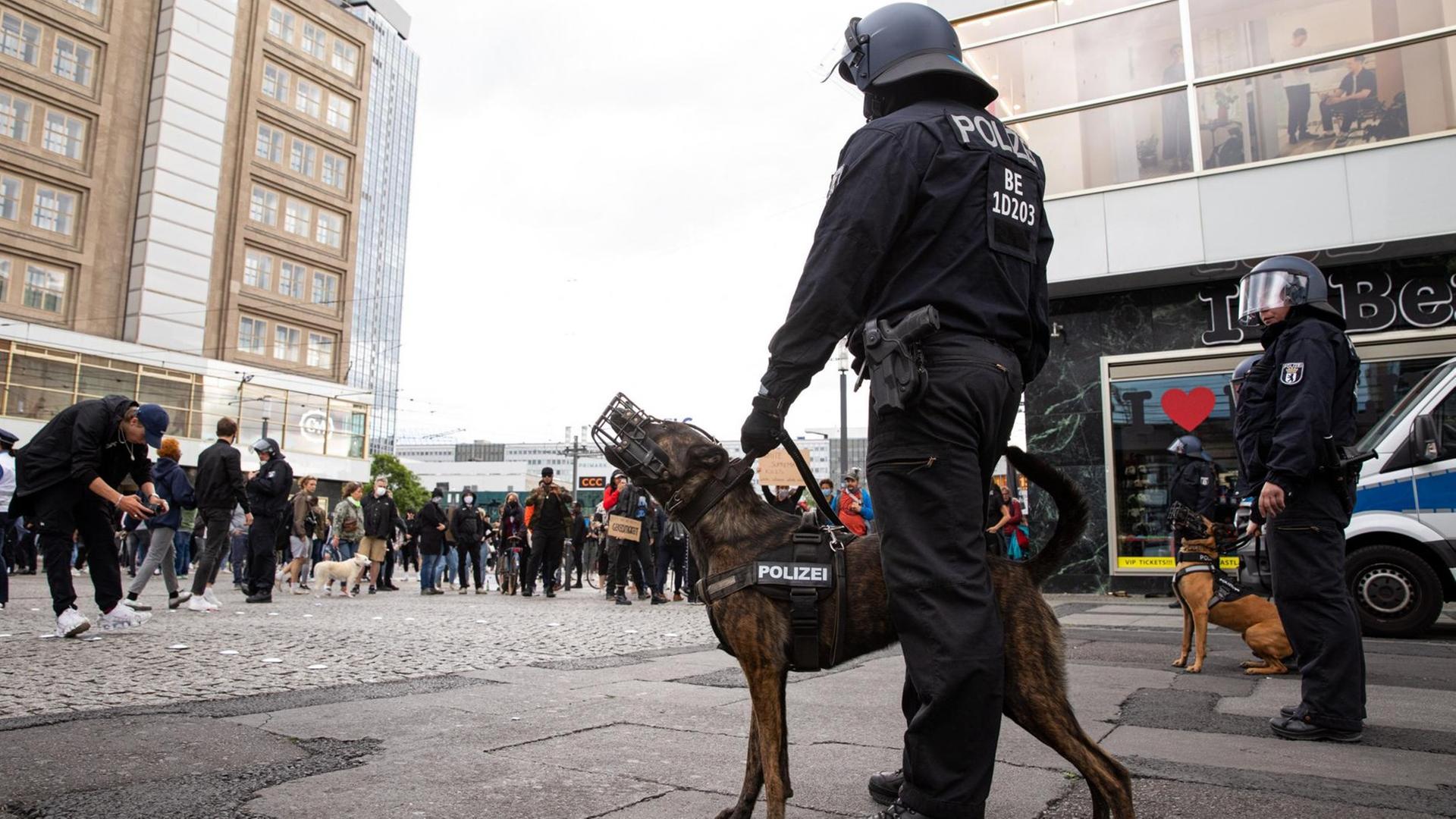 Polizeibeamte auf dem Alexanderplatz in Berlin bei der "Silent-Demo" anlässlich des Todes von George Floyd