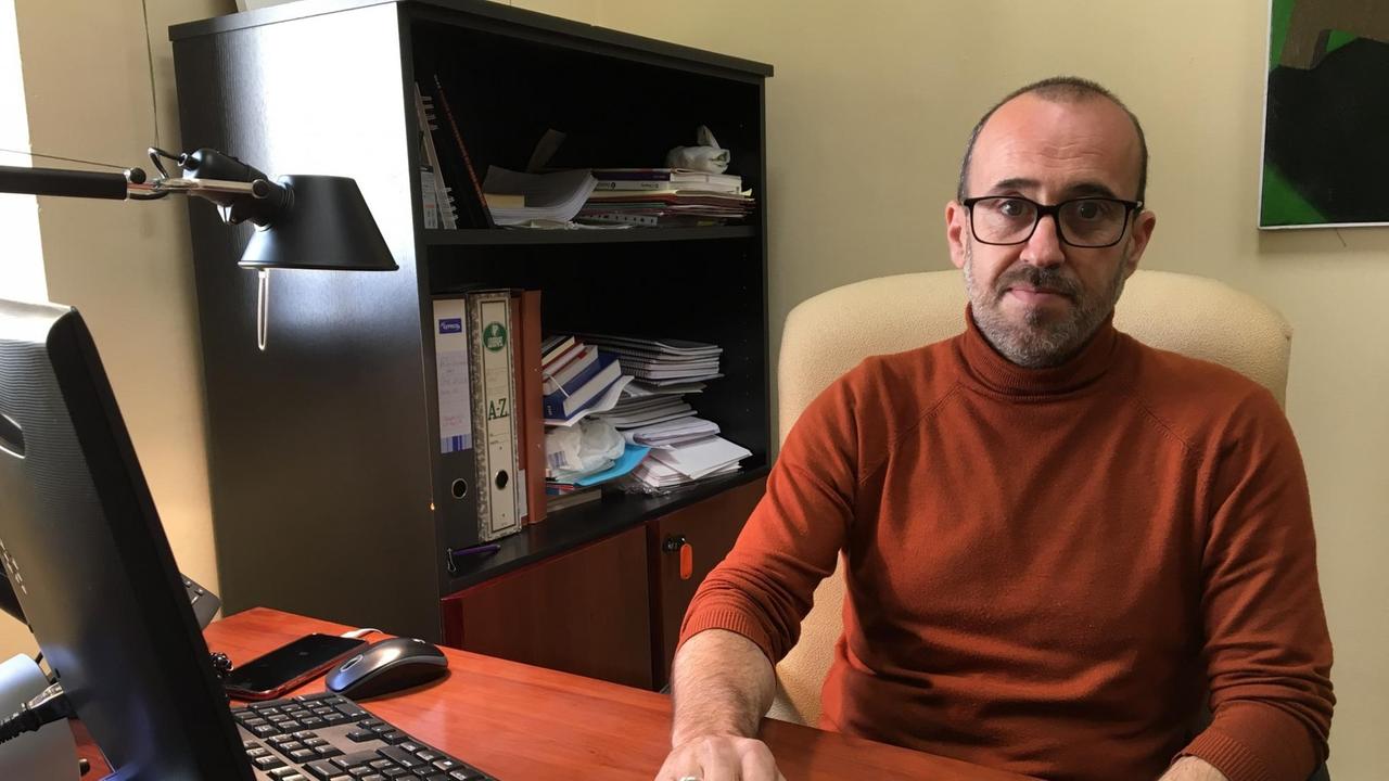 Ángel Cazorla, Politologe an der Universität Granada in seinem Büro
