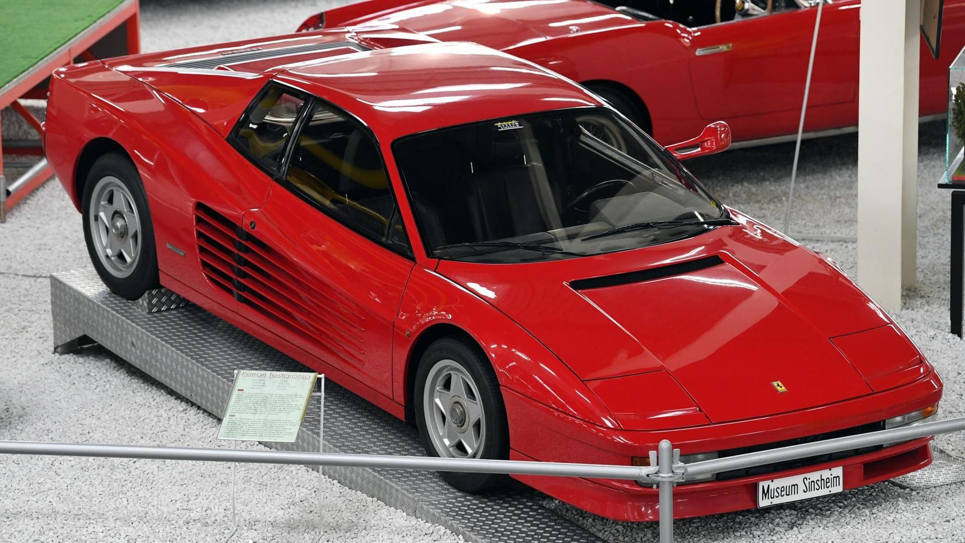 Ein Ferrari Testarossa aus dem Jahr 1988, aufgenommen am 29.07.2017 im Auto und Technik Museum Sinsheim