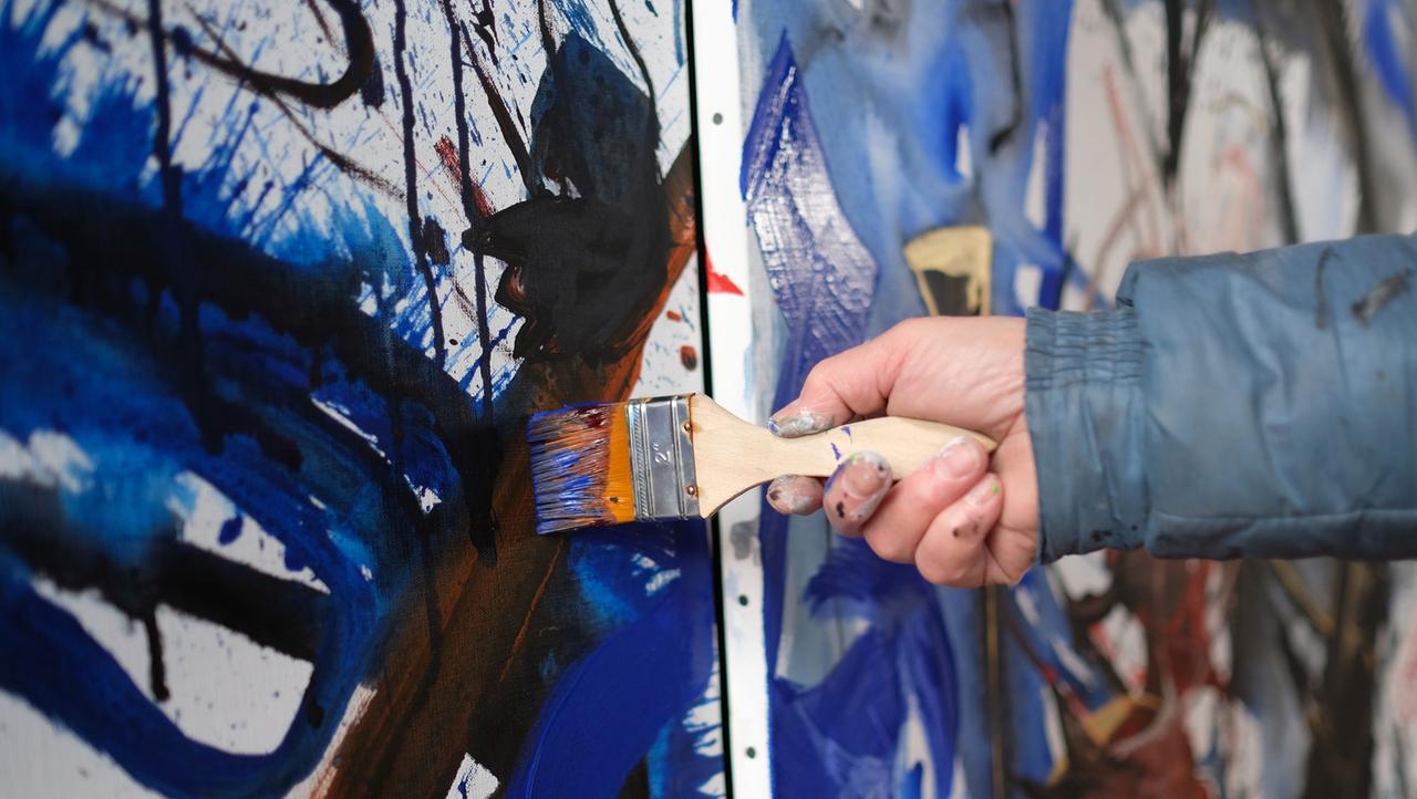 Die Hand von Valère Novarina trägt schwarze Farbe auf ein Bild auf. Er arbeitet in seinem Atelier in der Normandie. Die Hand von Valère Novarina trägt schwarze Farbe auf ein Bild auf. Er arbeitet in seinem Atelier in der Normandie.