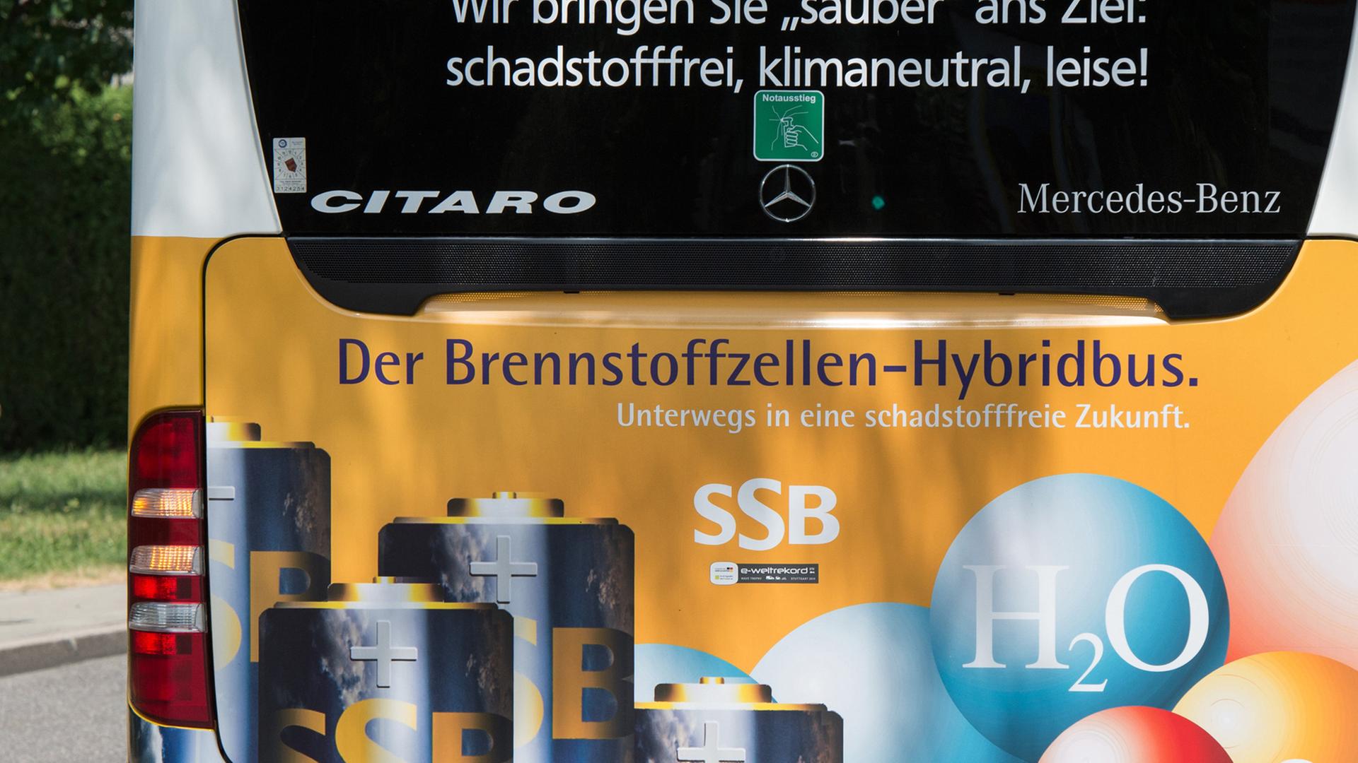 Ein Brennstoffzellen-Hybridbus der Stuttgarter Straßenbahnen AG (SSB) fährt am 23.07.2015 in Stuttgart Ein Brennstoffzellen-Hybridbus der Stuttgarter Straßenbahnen AG (SSB) fährt am 23.07.2015 in Stuttgart