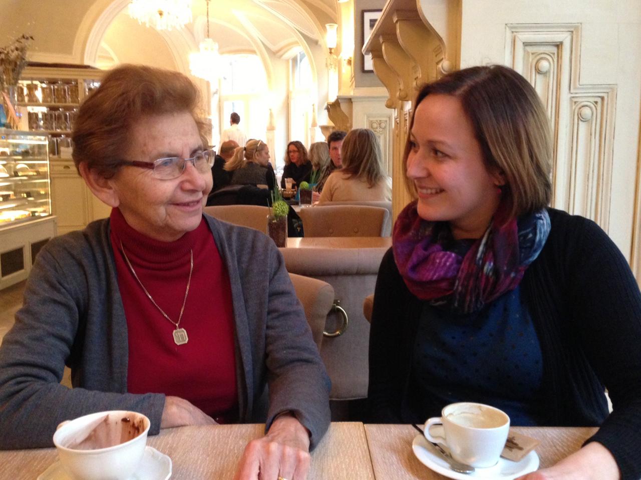Judith van Winkelen mit Dagmar Lieblova im Café in Prag