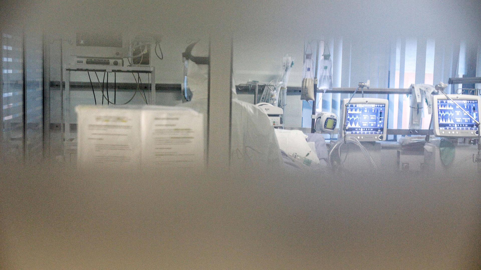Pflegekräfte im Athener Universitätskrankenhaus ATTIKON mit spezieller Schutzausrüstung gegen das Coronavirus bei der Arbeit in der Intensivstation. Krankenhaus Attikon PUBLICATIONxNOTxINxGRE ANE5069420