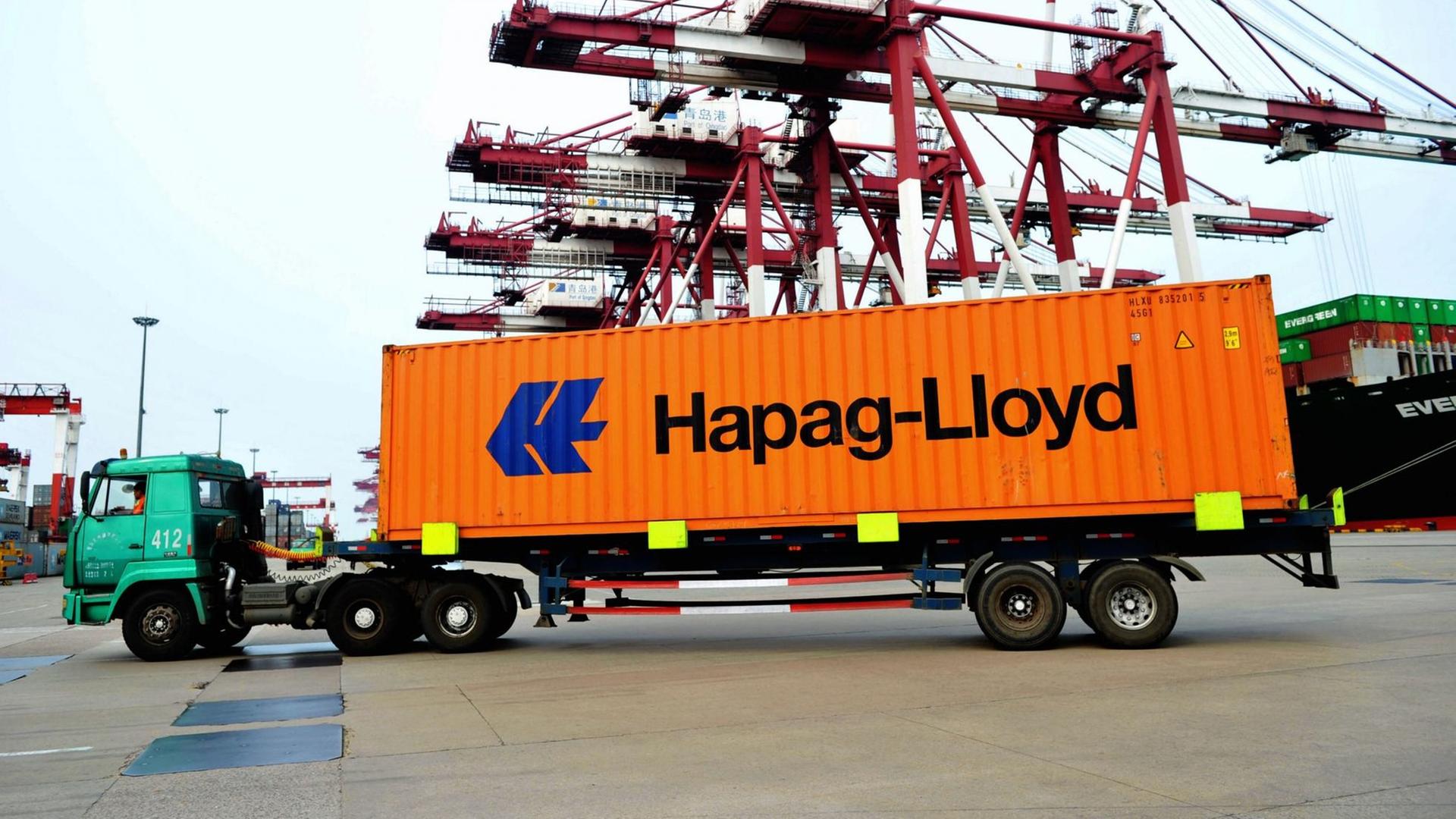 Ein LKW hat einen Container mit der Aufschrift "Hapag-Lloyd" geladen. Ein LKW hat einen Container mit der Aufschrift "Hapag-Lloyd" geladen.