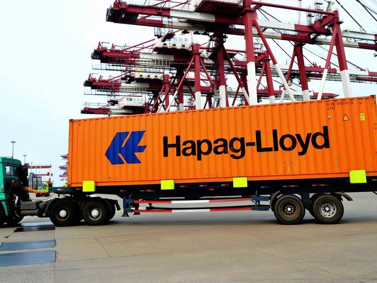 Ein LKW hat einen Container mit der Aufschrift "Hapag-Lloyd" geladen.