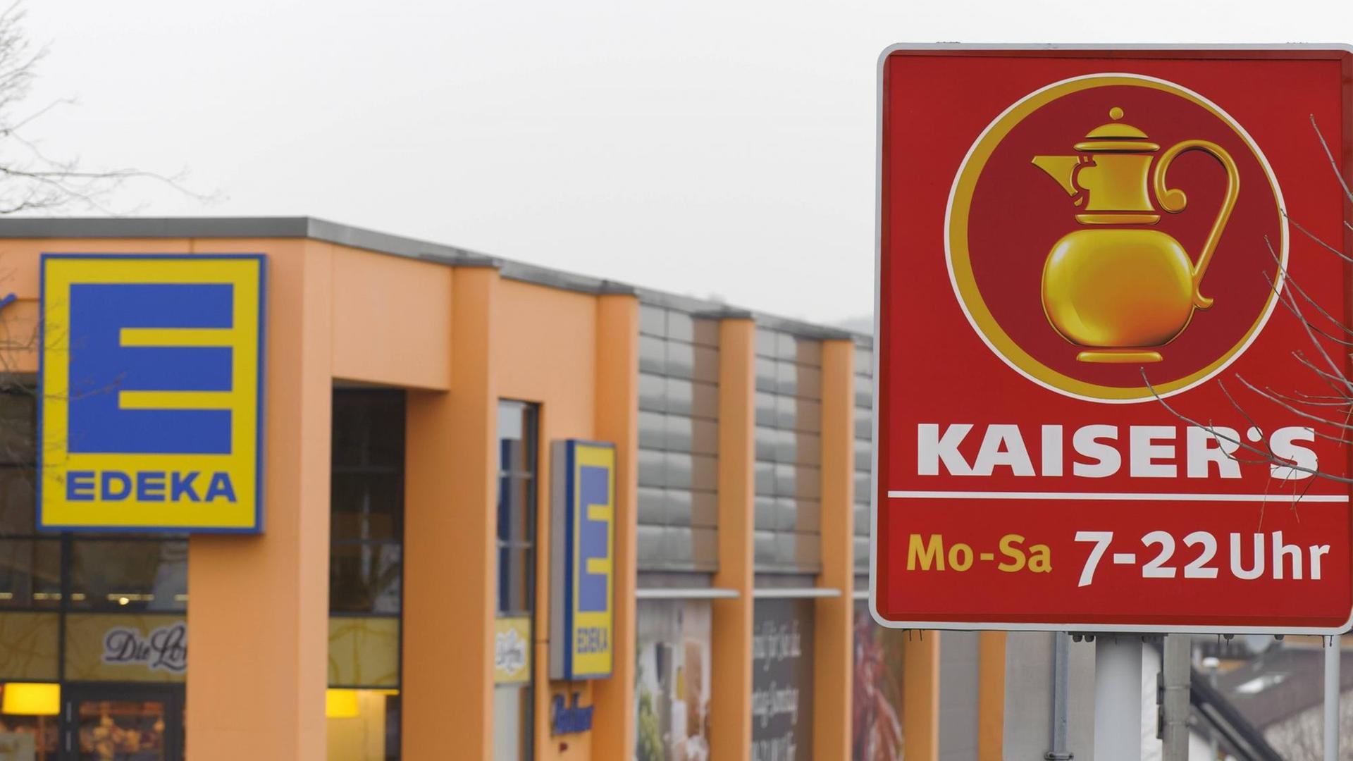 Kaiser's Tengelmann und EDEKA Logos in Bonn. Kaiser's Tengelmann und EDEKA Logos in Bonn.