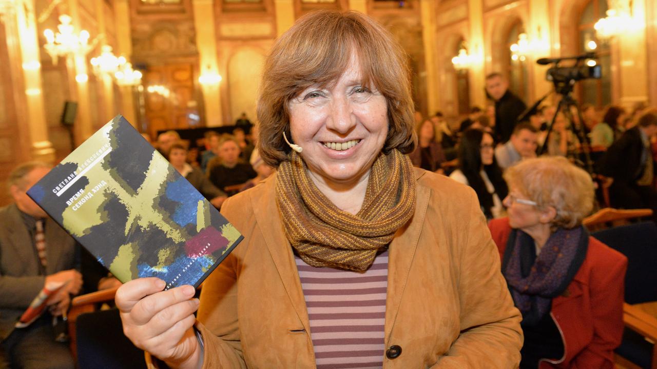 Die weißrussische Schriftstellerin Swetlana Alexijewitsch bei einer Lesung in Prag im November 2014