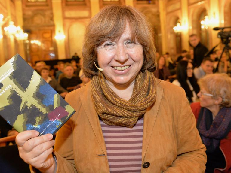 Die weißrussische Schriftstellerin Swetlana Alexijewitsch bei einer Lesung in Prag im November 2014