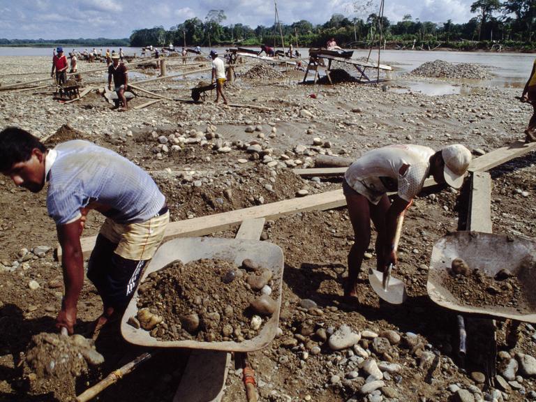 Goldgräber am Madre de Dios Fluss in Peru