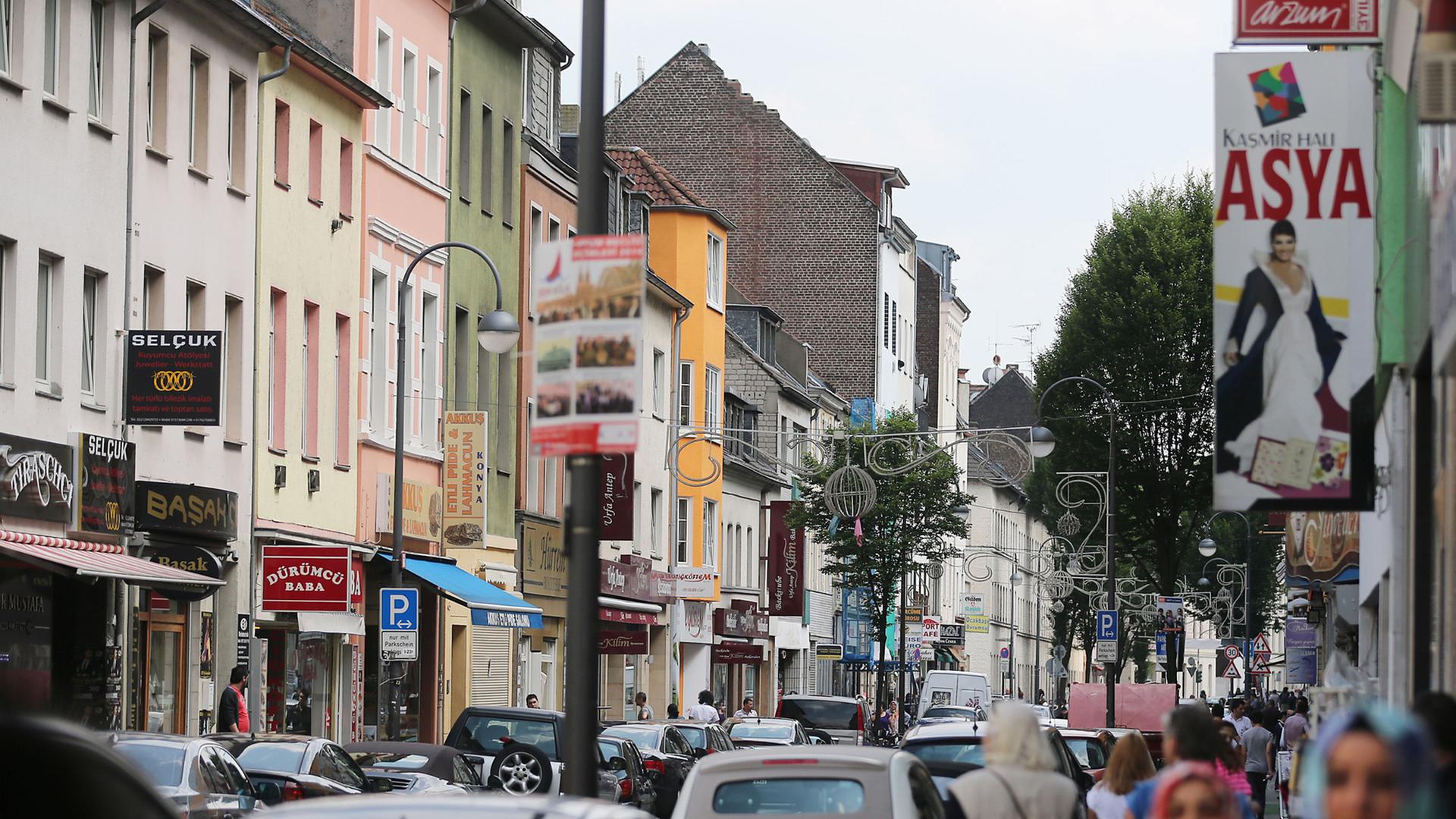 Die Keupstraße fotografiert am 02.06.2014 in Köln (Nordrhein-Westfalen). Am Pfingstmontag ist es genau zehn Jahre her, dass vor dem Friseursalon in der Kölner Keupstraße eine Bombe explodierte. Die Keupstraße fotografiert am 02.06.2014 in Köln (Nordrhein-Westfalen). Am Pfingstmontag ist es genau zehn Jahre her, dass vor dem Friseursalon in der Kölner Keupstraße eine Bombe explodierte.