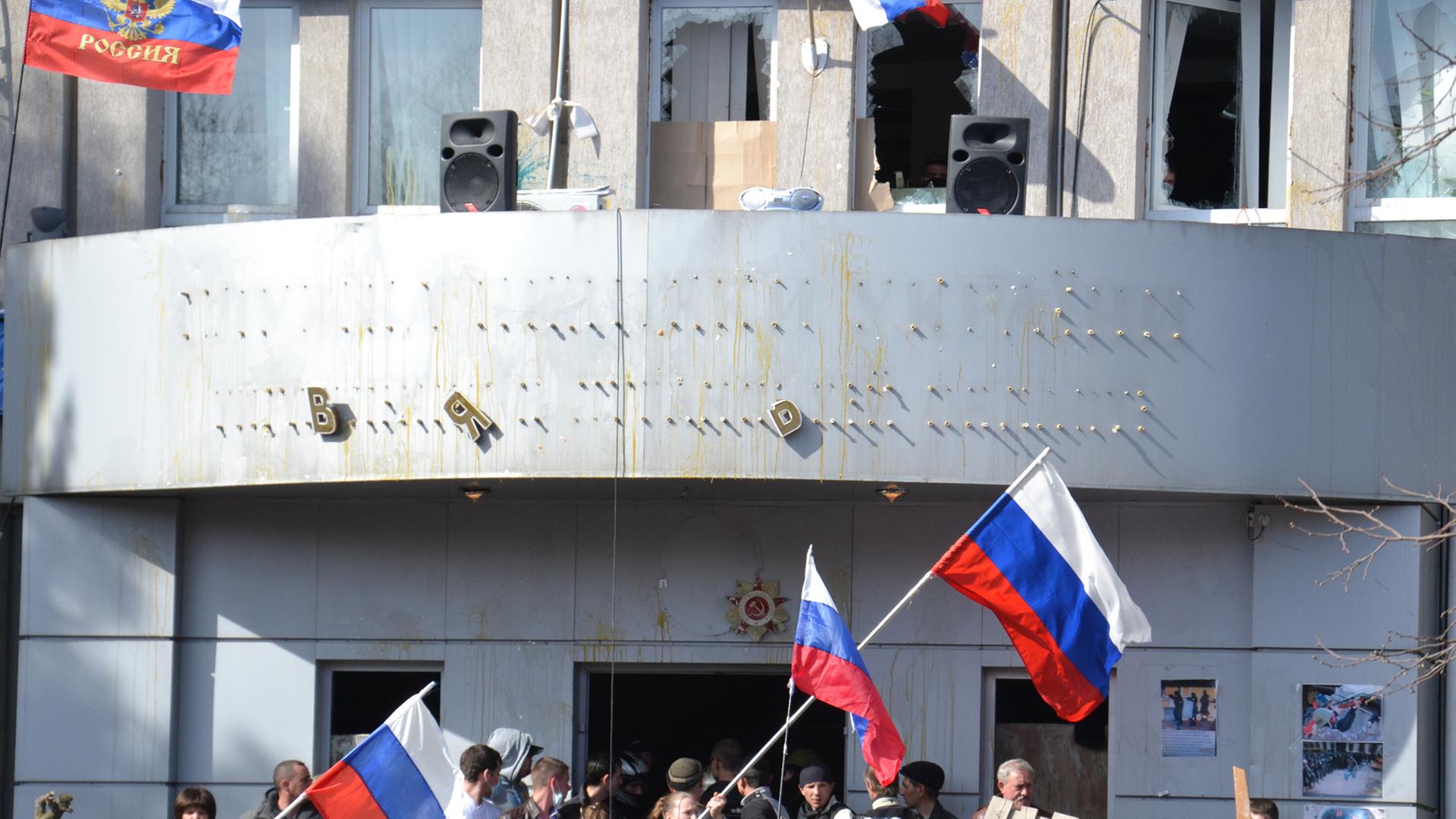 Pro-russische Aktivisten vor dem besetzten Geheimdienstgebäude in Lugansk. Pro-russische Aktivisten vor dem besetzten Geheimdienstgebäude in Lugansk.