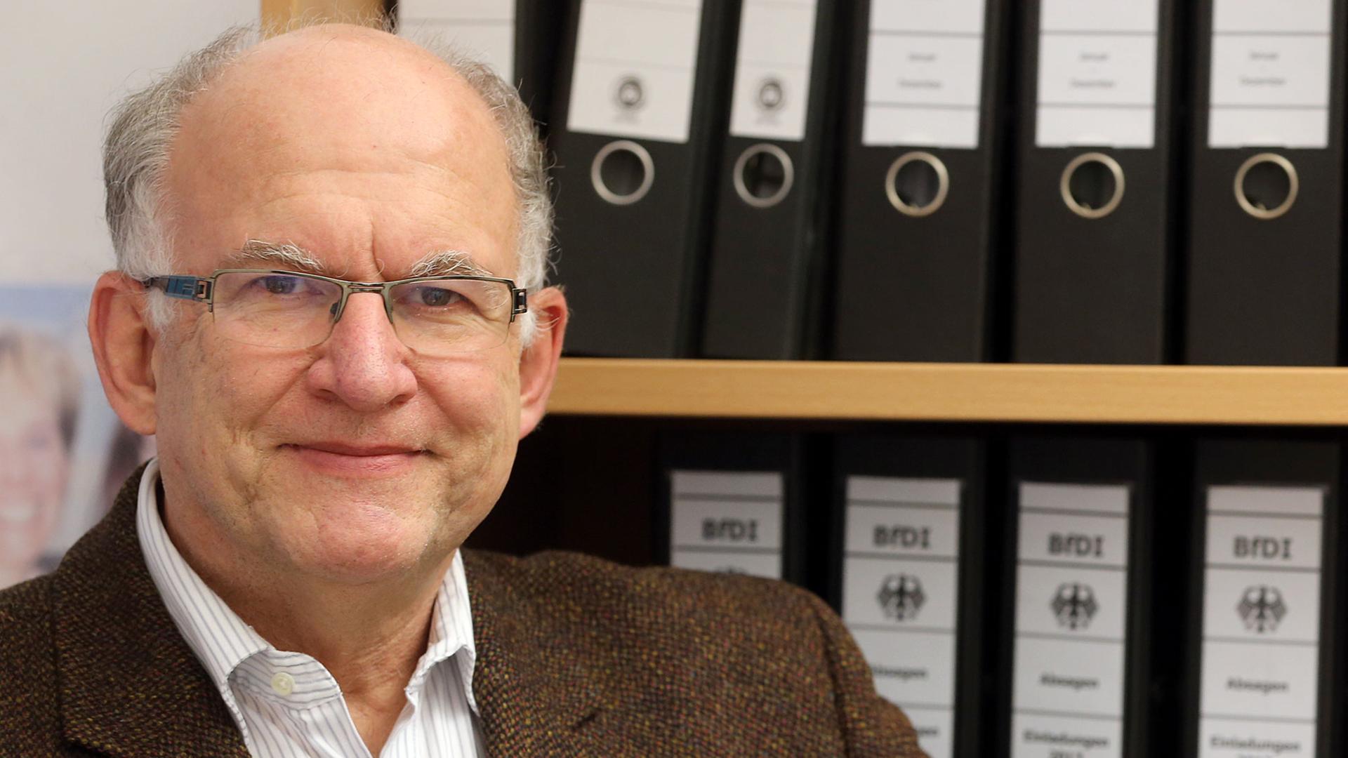 Der ehemalige Bundesdatenschutzbeauftragte Schaar vor einem Regal mit Leitz-Ordnern Der ehemalige Bundesdatenschutzbeauftragte Schaar vor einem Regal mit Leitz-Ordnern