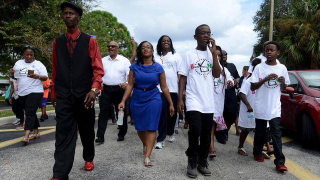 Eine Gruppe Menschen, angeführt von Rev. Richard Dames (vorne links), auf dem Weg zu den Wahl-Urnen am 06.11.2016. Mit dem Slogan "Souls to the Polls" sollen die Gemeindemitglieder ermuntert werden, direkt nach der Messe zu den Wahllokalen zu gehen.