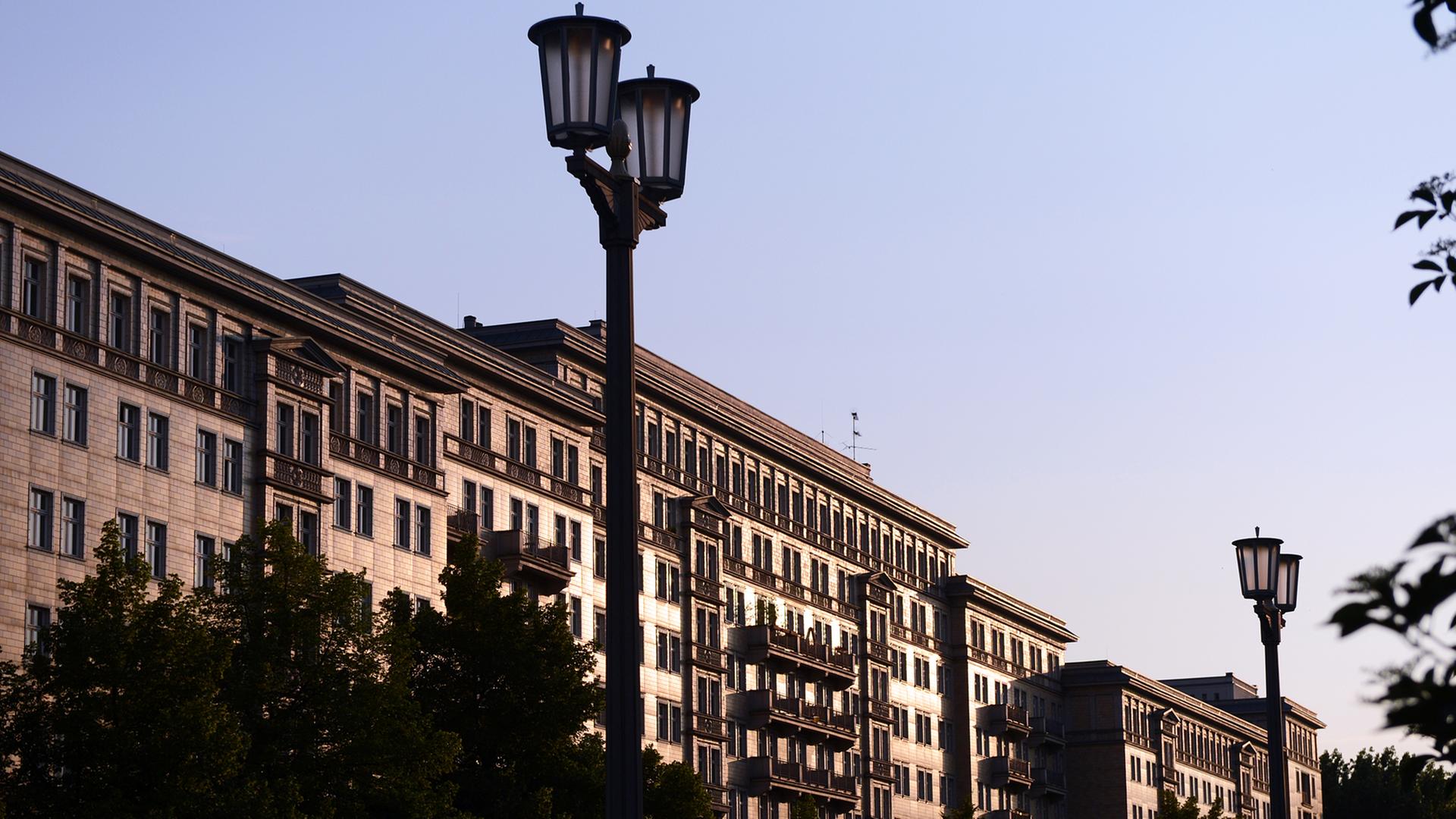 Fassaden von Wohnhäusern in der Karl-Marx-Allee am Abend bei untergehender Sonne, fotografiert am 27.06.2013 in Berlin. Foto: