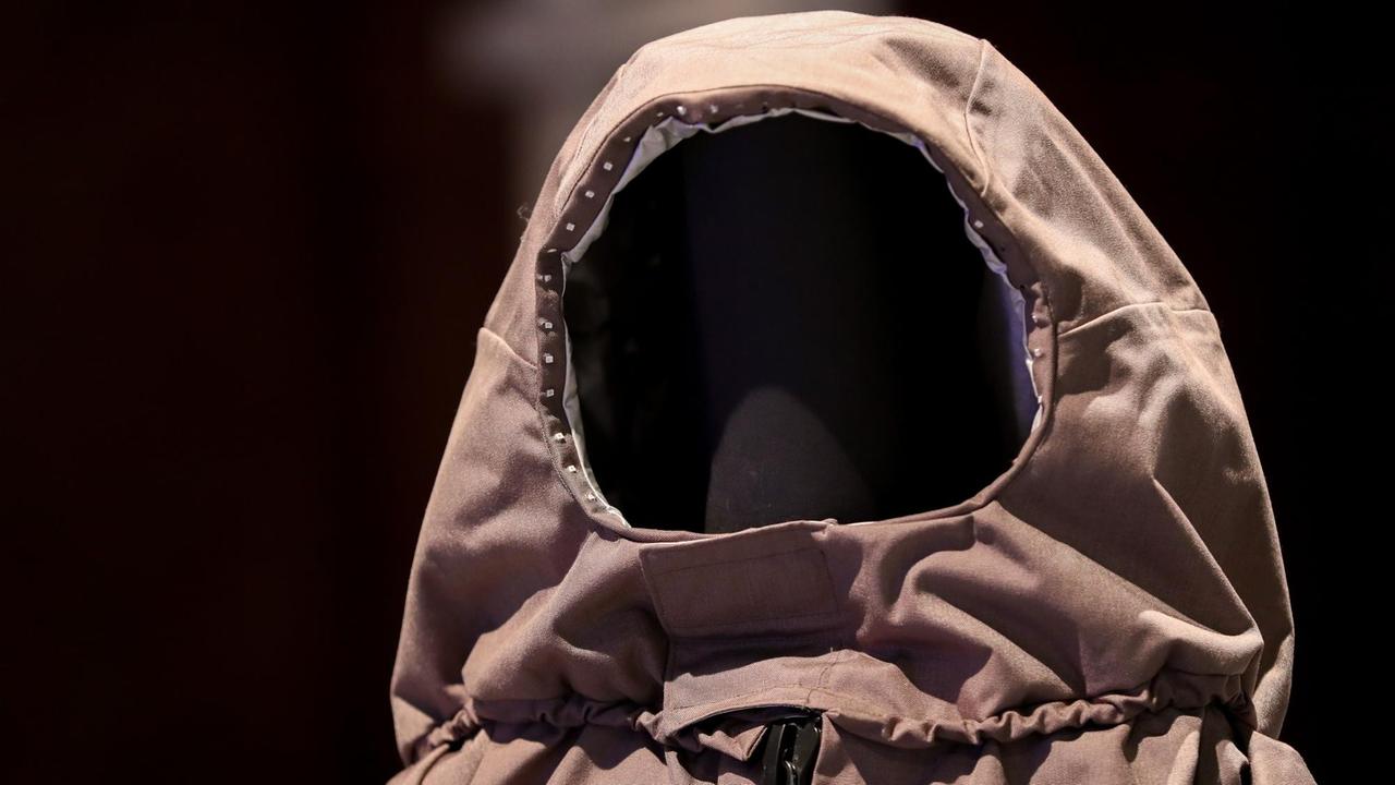 Eine braune Jacke mit in die Kapuze eingearbeiteten LED-Leuchten. Eine braune Jacke mit in die Kapuze eingearbeiteten LED-Leuchten.