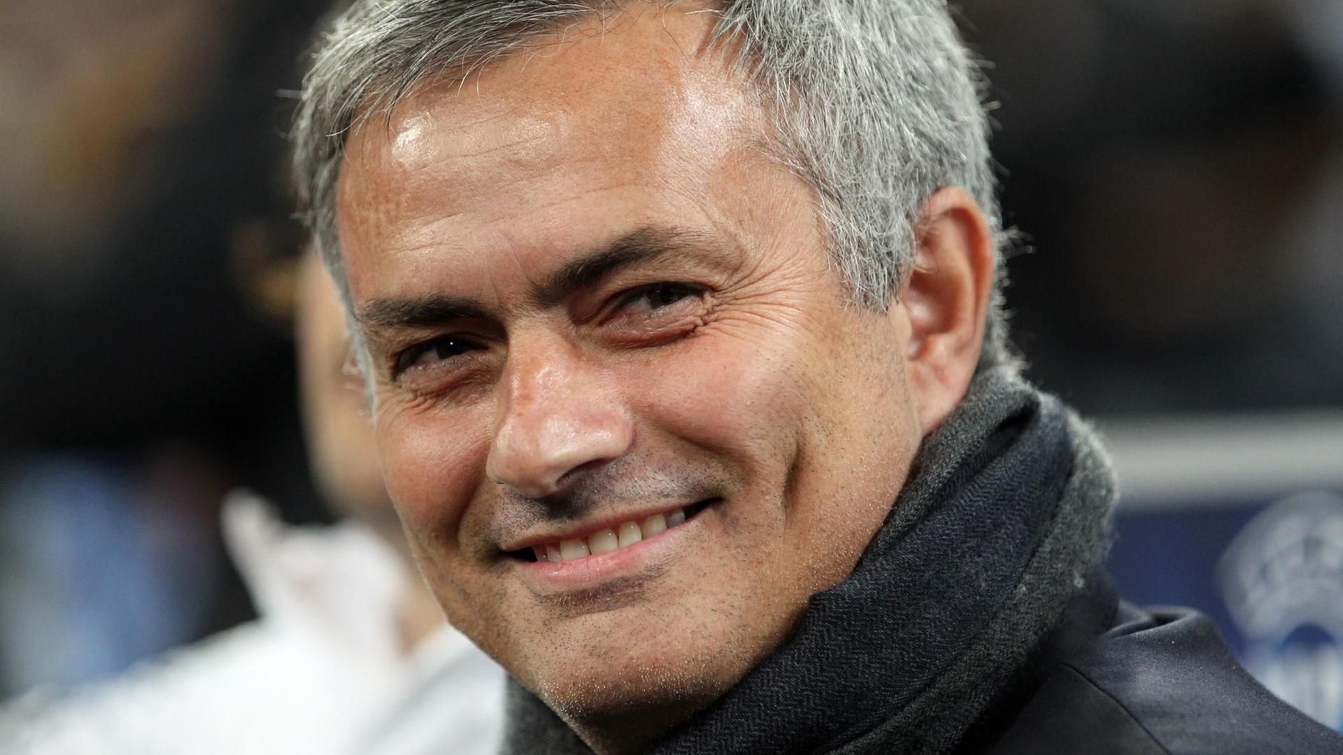 Jose Mourinho, Trainer von Mancheste United mit breitem Grinsen. Jose Mourinho, Trainer von Mancheste United mit breitem Grinsen.