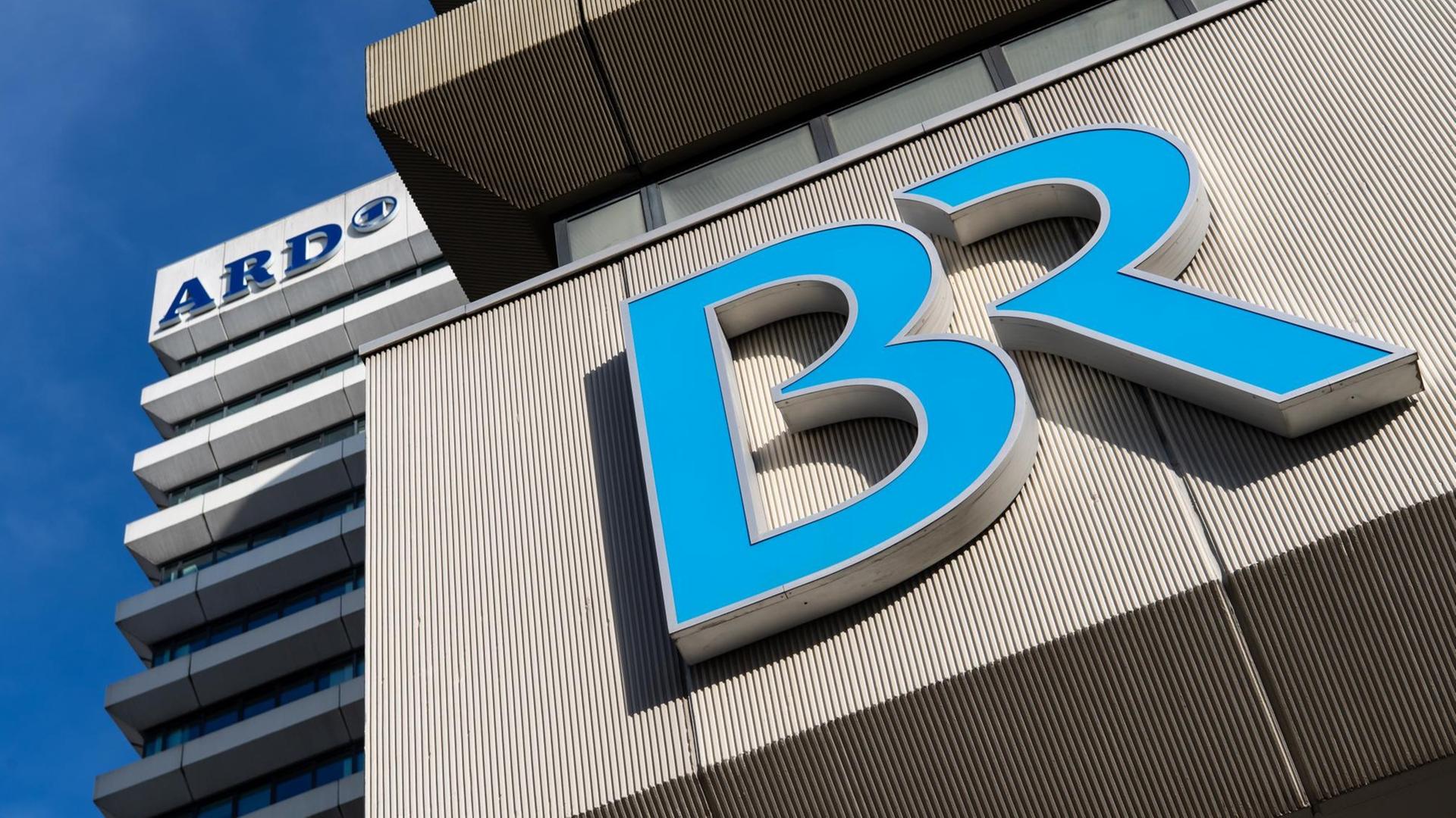 Das Logo vom Bayerischen Rundfunk (BR) und der ARD sind an einem Funkhaus zu sehen Das Logo vom Bayerischen Rundfunk (BR) und der ARD sind an einem Funkhaus zu sehen