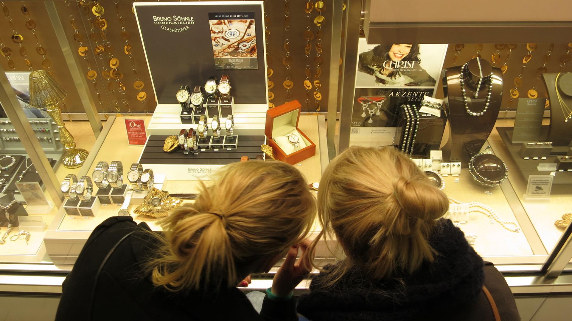 Zwei Blondinen betrachten die Auslagen eines Schmuckgeschäfts im Shopping-Center Boulevard Berlin.