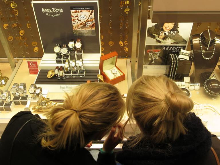 Zwei Blondinen betrachten die Auslagen eines Schmuckgeschäfts im Shopping-Center Boulevard Berlin.