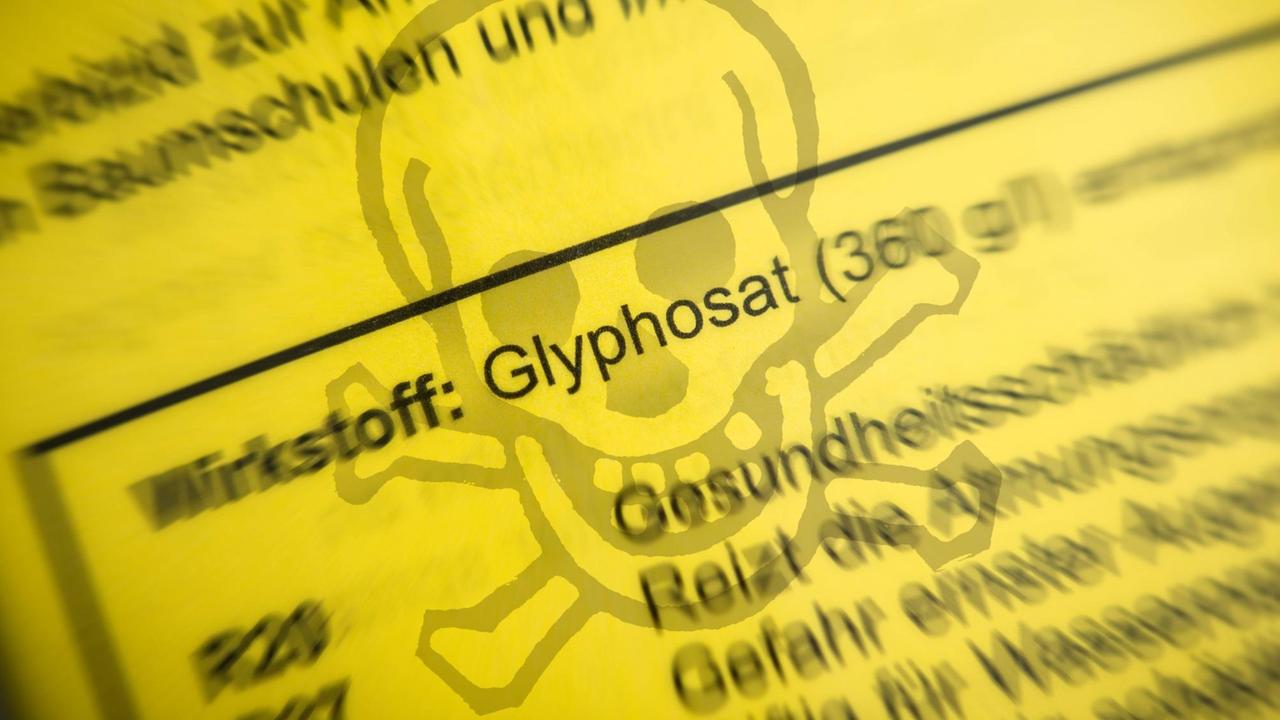 Die Angabe "Glyphosat" steht auf der Liste der Zusammensetzung eines Unkrautvernichtungsmittels. Die Angabe "Glyphosat" steht auf der Liste der Zusammensetzung eines Unkrautvernichtungsmittels.