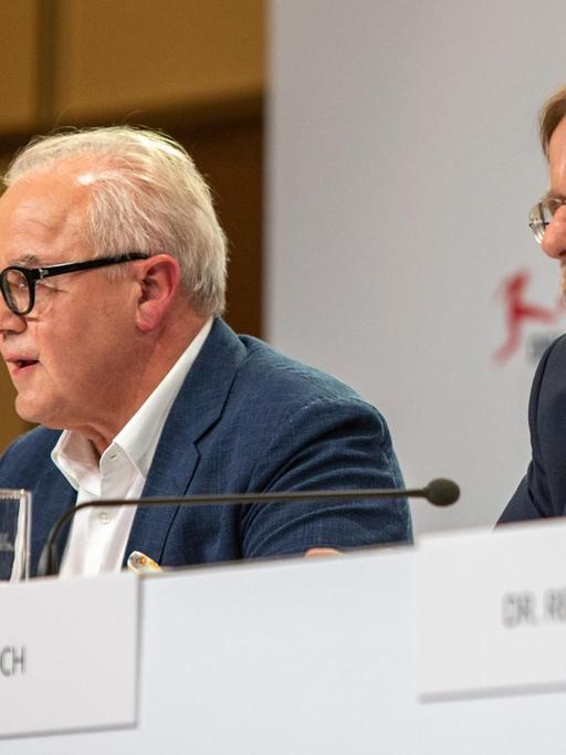 Fußball: Bundesliga, Generalversammlung der Deutschen Fußball Liga im Maritim Hotel Berlin. Christian Seifert, Sprecher des DFL-Präsidiums, (l-r), DFB-Präsidentschaftskandidat Fritz Keller, DFB-Vizepräsident Rainer Koch bei der Pressekonferenz im Anschluss.