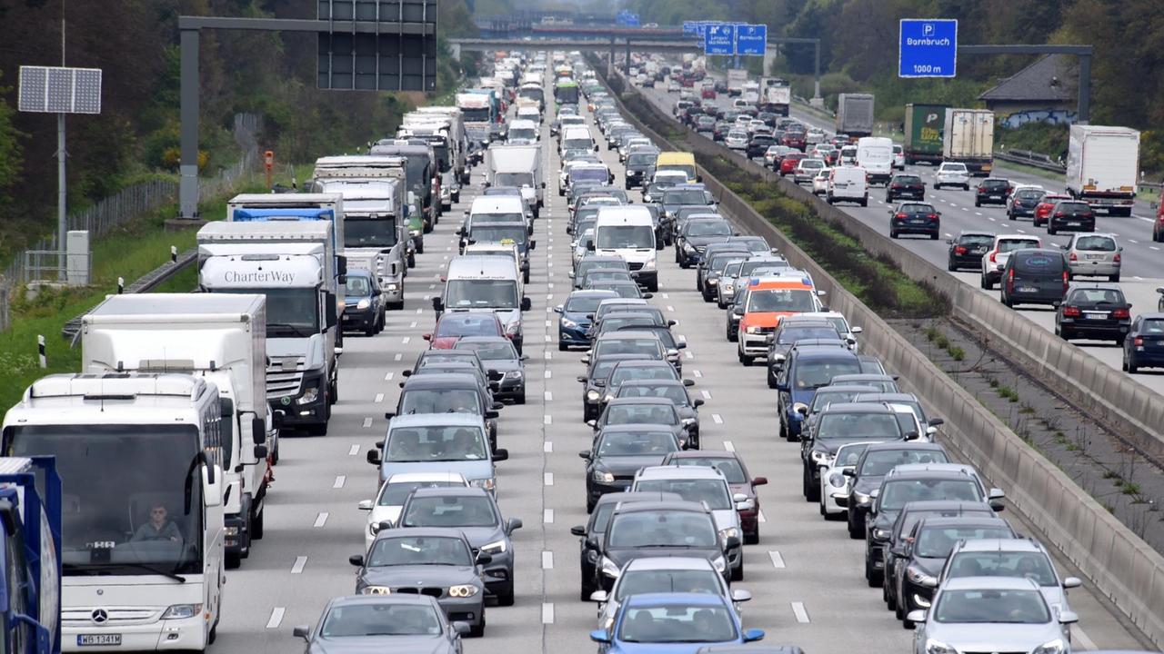 Ein kilometerlanger Stau auf der vierspurigen Autobahn A5 in Hessen.
Ein kilometerlanger Stau auf der vierspurigen Autobahn A5 in Hessen.