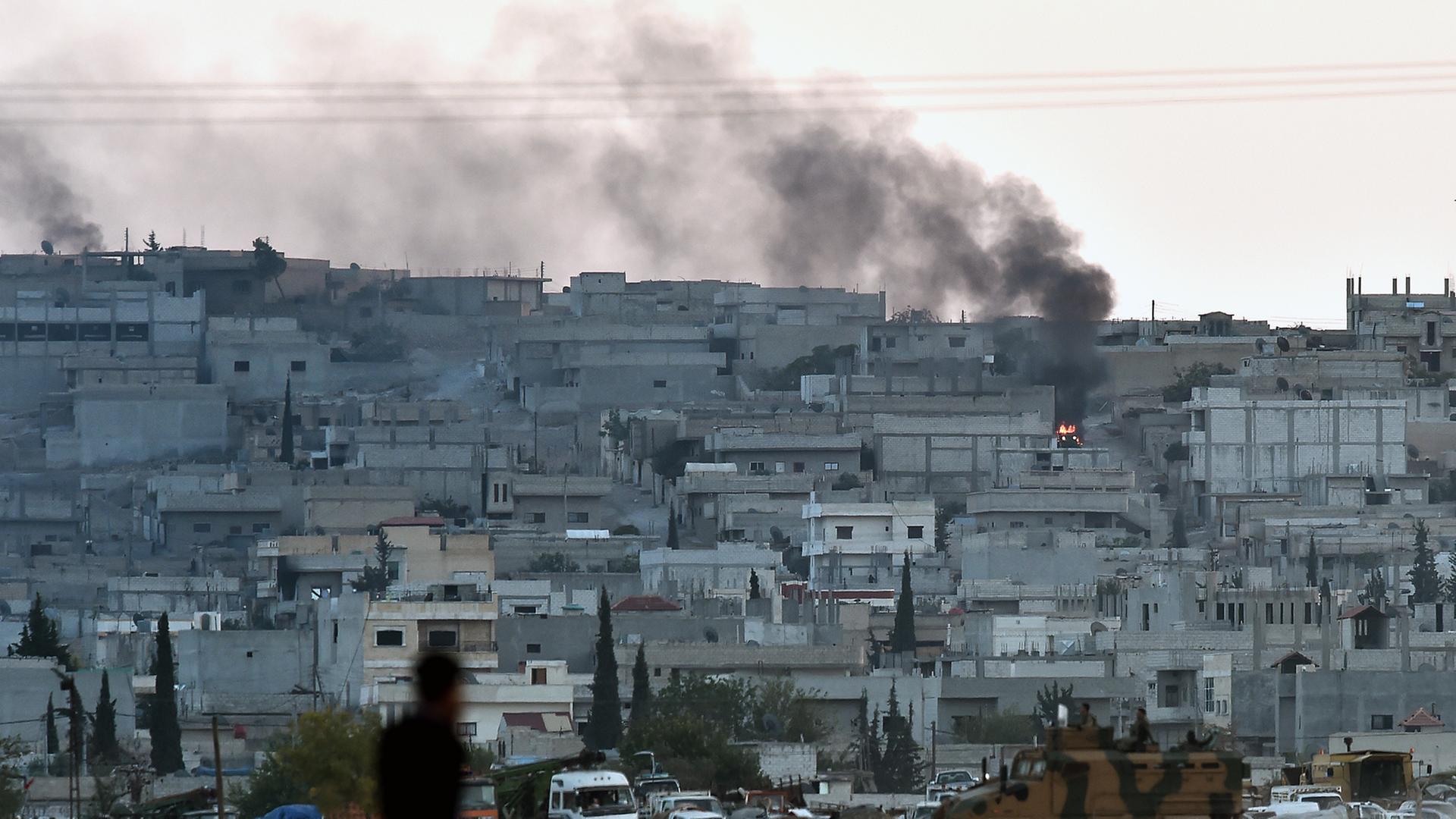 In der Stadt Kobane im Norden Syriens kämpfen IS-Anhänger gegen kurdische Verteidiger. In der Stadt Kobane im Norden Syriens kämpfen IS-Anhänger gegen kurdische Verteidiger.