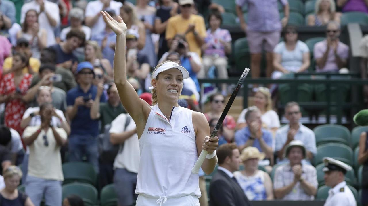 Die deutsche Tennisspielerin Angelique Kerber winkt in Wimbledon ins Publikum (7. Juli 2018).