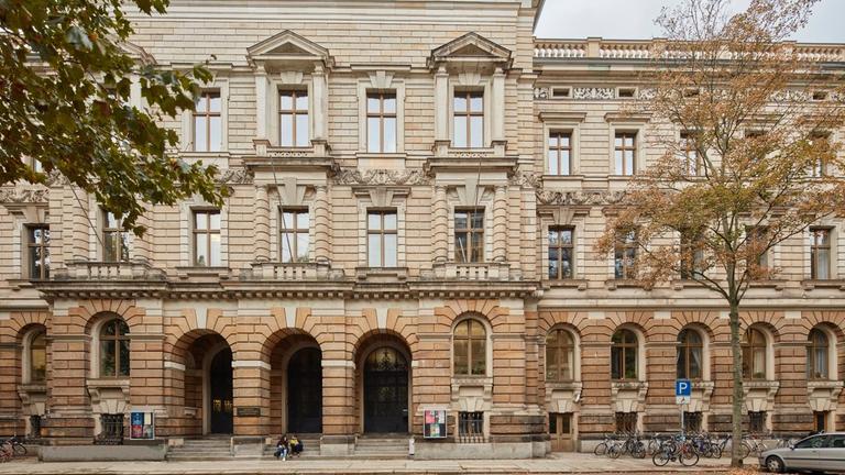 Das 1887 eingeweihte Gebäude in der Grassistraße 8 mit seiner Neorenaissance-Fassade Das 1887 eingeweihte Gebäude in der Grassistraße 8 mit seiner Neorenaissance-Fassade