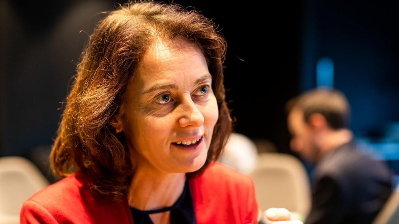 Katarina Barley (SPD), Mitglied der sozialdemokratischen Fraktion des Europäischen Parlaments, spricht während eines Interviews im Gebäude des Europäischen Parlaments Katarina Barley (SPD), Mitglied der sozialdemokratischen Fraktion des Europäischen Parlaments, spricht während eines Interviews im Gebäude des Europäischen Parlaments
