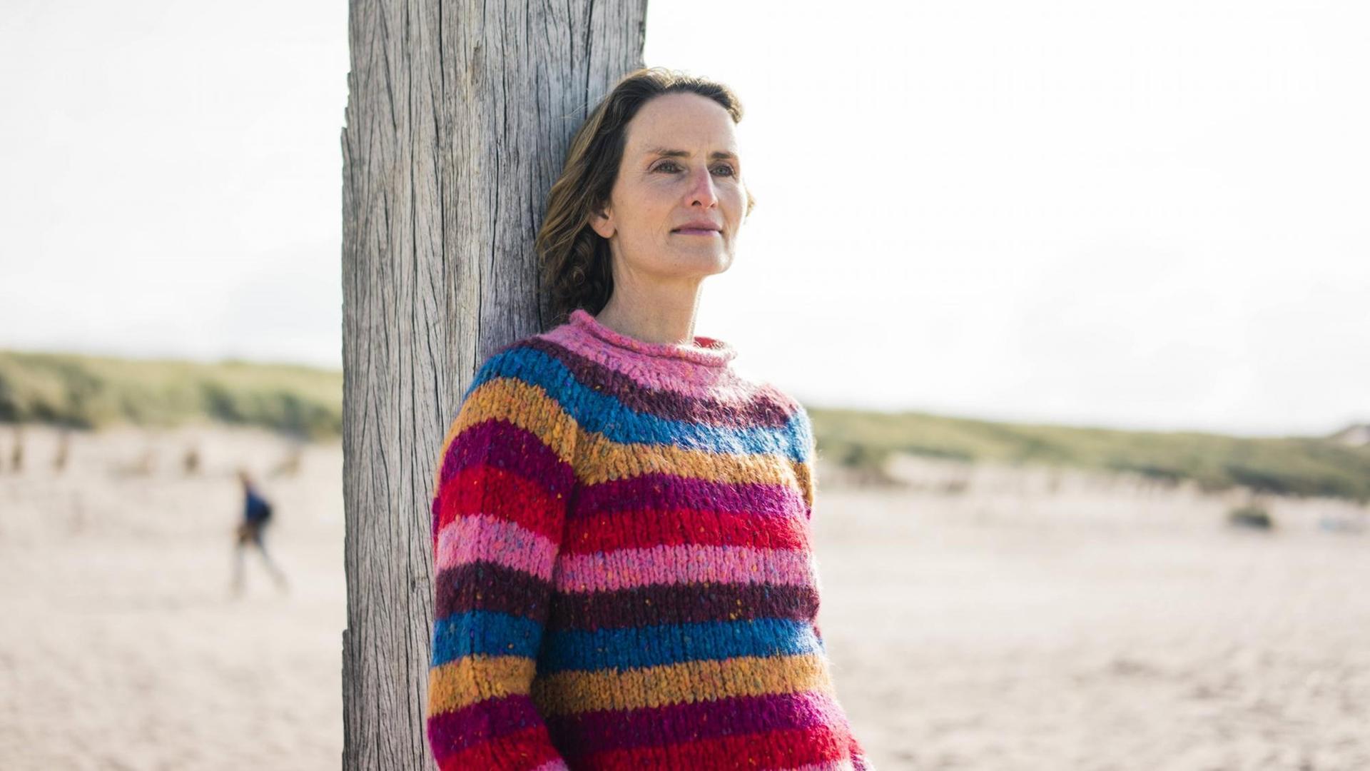 Eine Frau entspannt am Strand. Eine Frau entspannt am Strand.