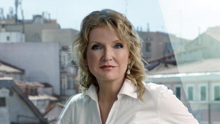 Die Sängerin Anne Schwanewilms am Fenster, im Hintergrund Häuser Die Sängerin Anne Schwanewilms am Fenster, im Hintergrund Häuser