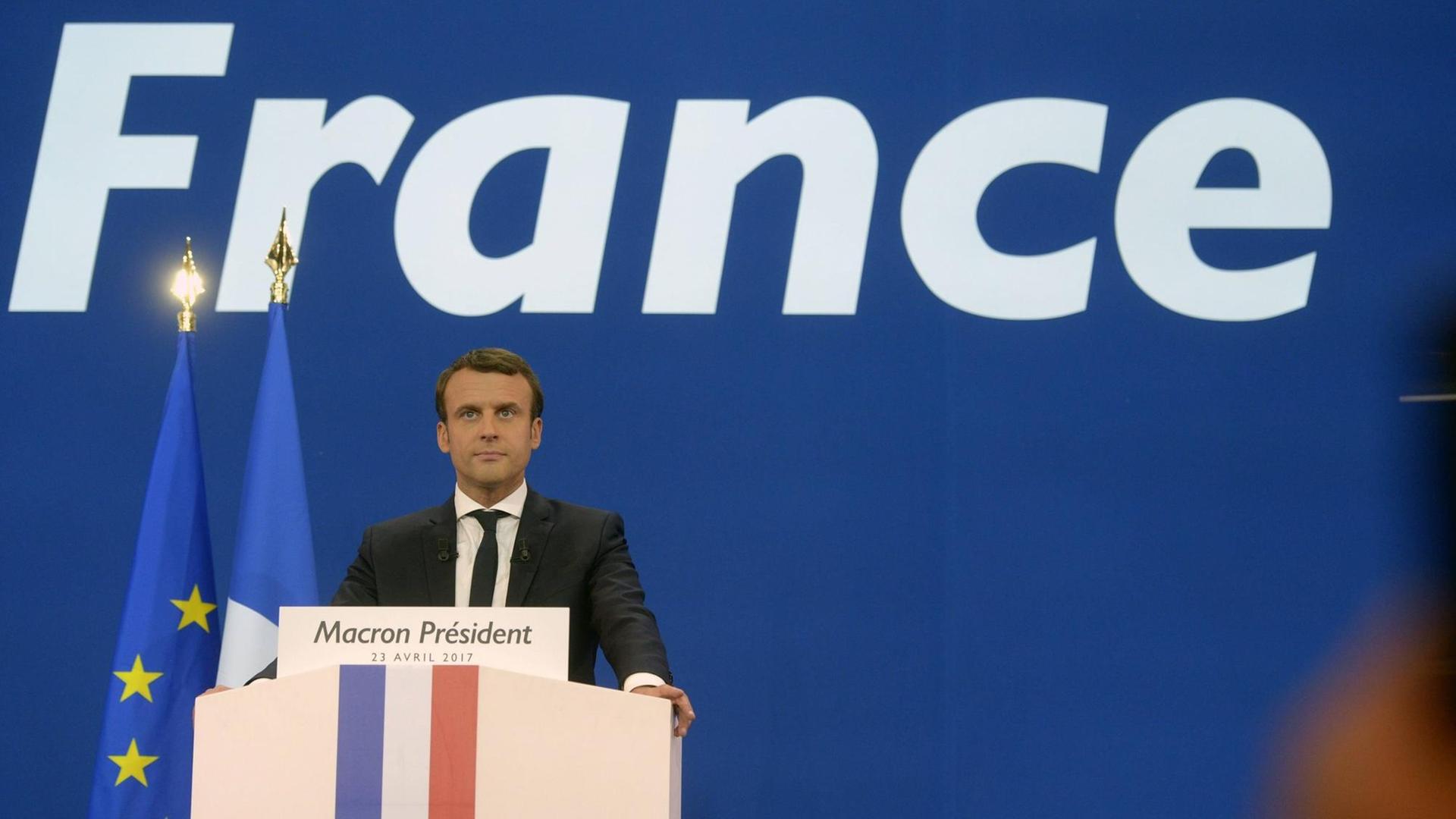 Emmanuel Macron nach der Bekanntgabe des Wahlergebnisses der ersten Wahlrunde um die französische Präsidentschaft Emmanuel Macron nach der Bekanntgabe des Wahlergebnisses der ersten Wahlrunde um die französische Präsidentschaft