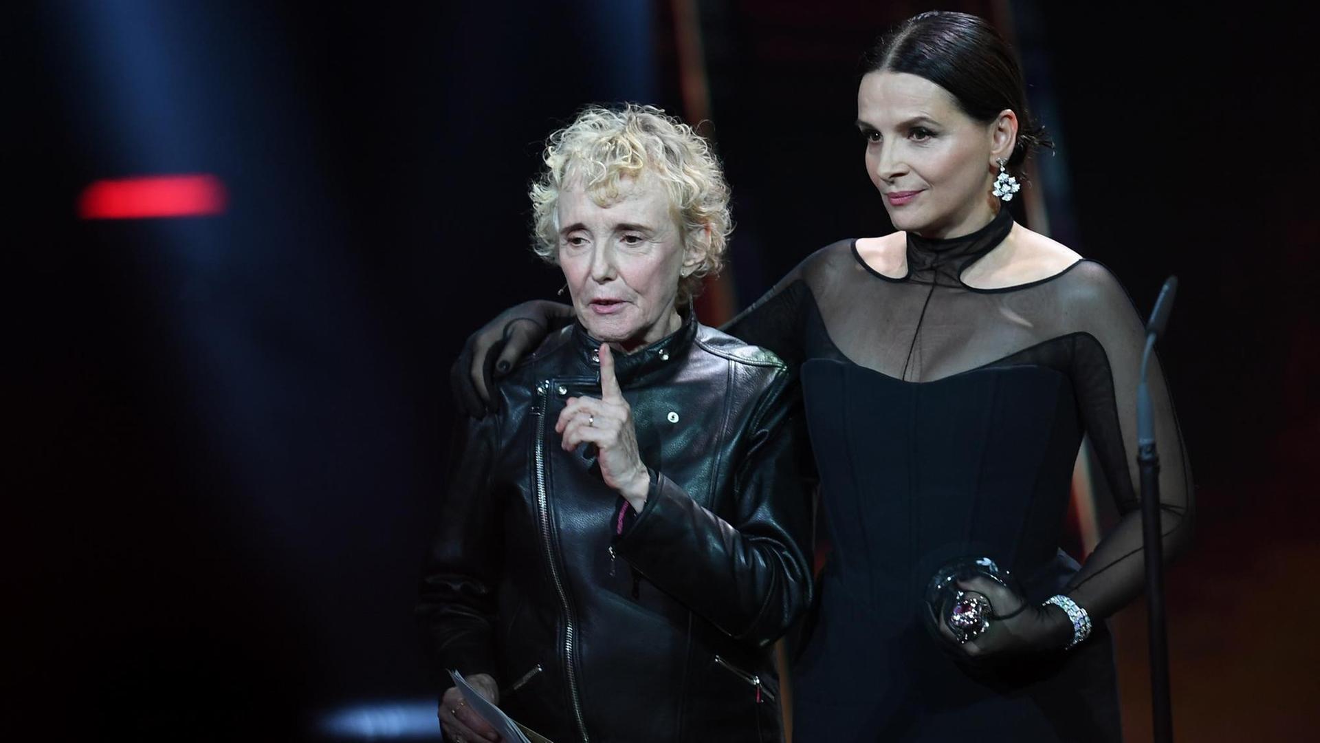Claire Denis (l) hält die Laudatio und übergibt die Auszeichnung an Juliette Binoche (European Achievement in World Cinema) bei der Verleihung der Europäischen Filmpreise Claire Denis (l) hält die Laudatio und übergibt die Auszeichnung an Juliette Binoche (European Achievement in World Cinema) bei der Verleihung der Europäischen Filmpreise