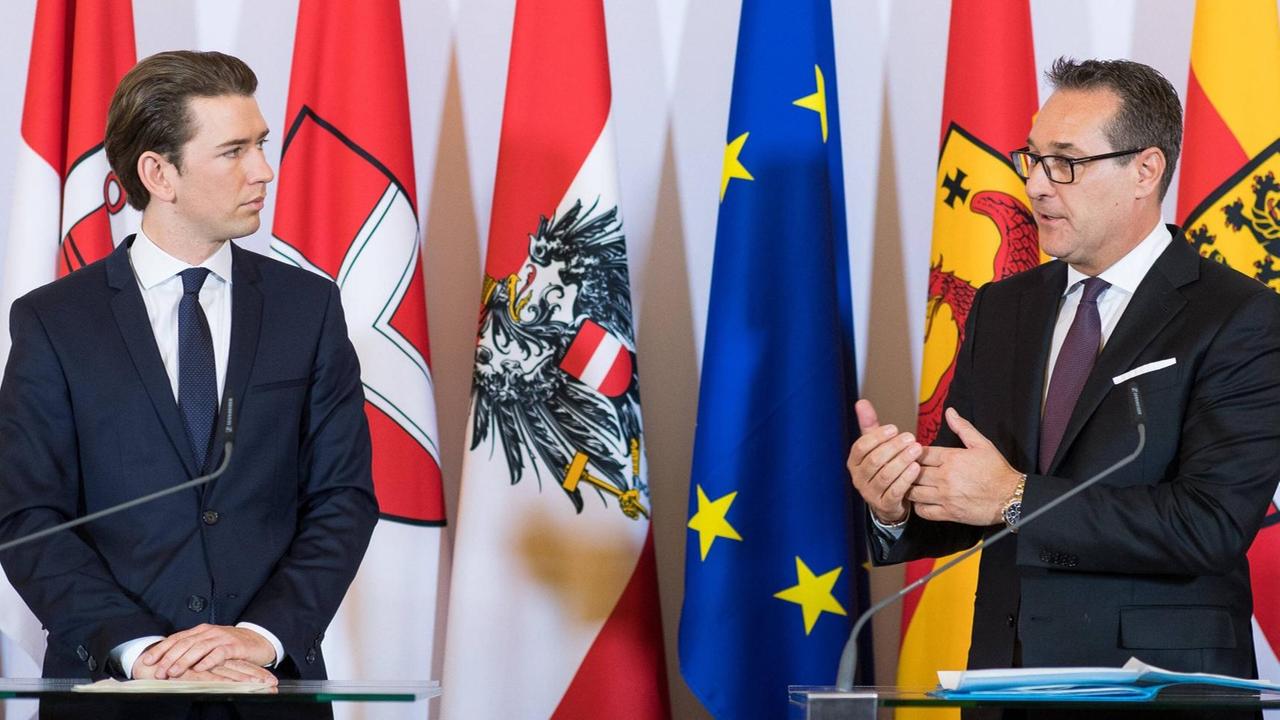 Österreichs Bundeskanzler Sebastian Kurz (ÖVP) und Vizekanzler Heinz-Christian Strache (FPÖ) bei einer Pressekonferenz in Wien Österreichs Bundeskanzler Sebastian Kurz (ÖVP) und Vizekanzler Heinz-Christian Strache (FPÖ) bei einer Pressekonferenz in Wien