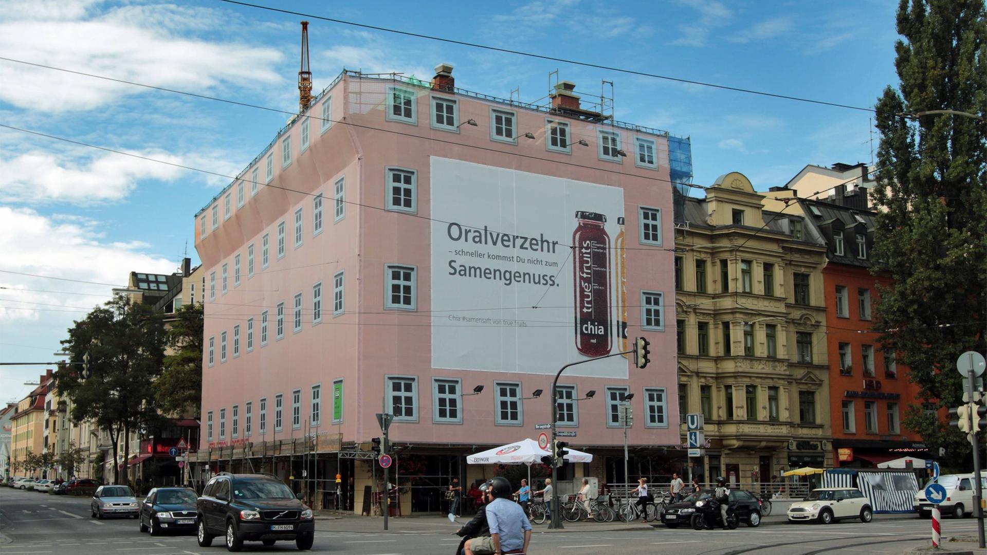 Ein großflächiges Werbeplakat für Chia True Fruits mit der Aufschrift "Oralverkehr - schneller kommst Du nicht zum Samengenuss" hängt an einem Haus in München. Ein großflächiges Werbeplakat für Chia True Fruits mit der Aufschrift "Oralverkehr - schneller kommst Du nicht zum Samengenuss" hängt an einem Haus in München.