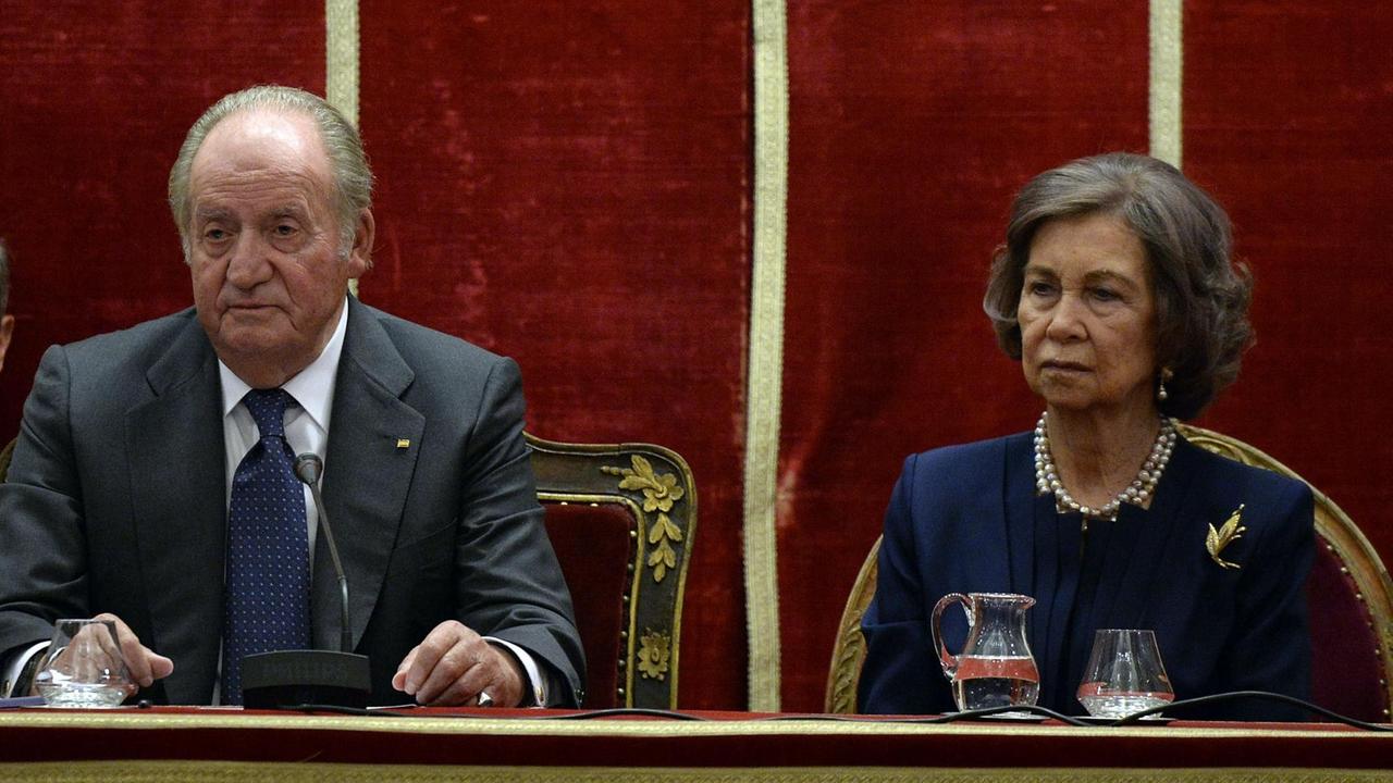 Juan Carlos sitzt neben Sofia Juan Carlos sitzt neben Sofia