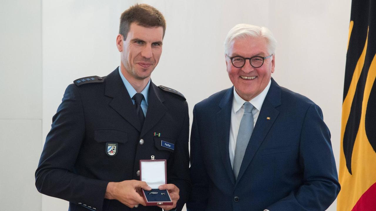 Bundespräsident Frank-Walter Steinmeier ehrt Biathlet Arnd Peiffer (Clausthal-Zellerfeld). Verleihung des Silbernen Lorbeerblattes und des Verdienstordens durch den Bundespräsidenten im Schloss Bellevue, Berlin, Deutschland, am 07.06.2018. Bundespräsident Frank-Walter Steinmeier ehrt Biathlet Arnd Peiffer (Clausthal-Zellerfeld). Verleihung des Silbernen Lorbeerblattes und des Verdienstordens durch den Bundespräsidenten im Schloss Bellevue, Berlin, Deutschland, am 07.06.2018.