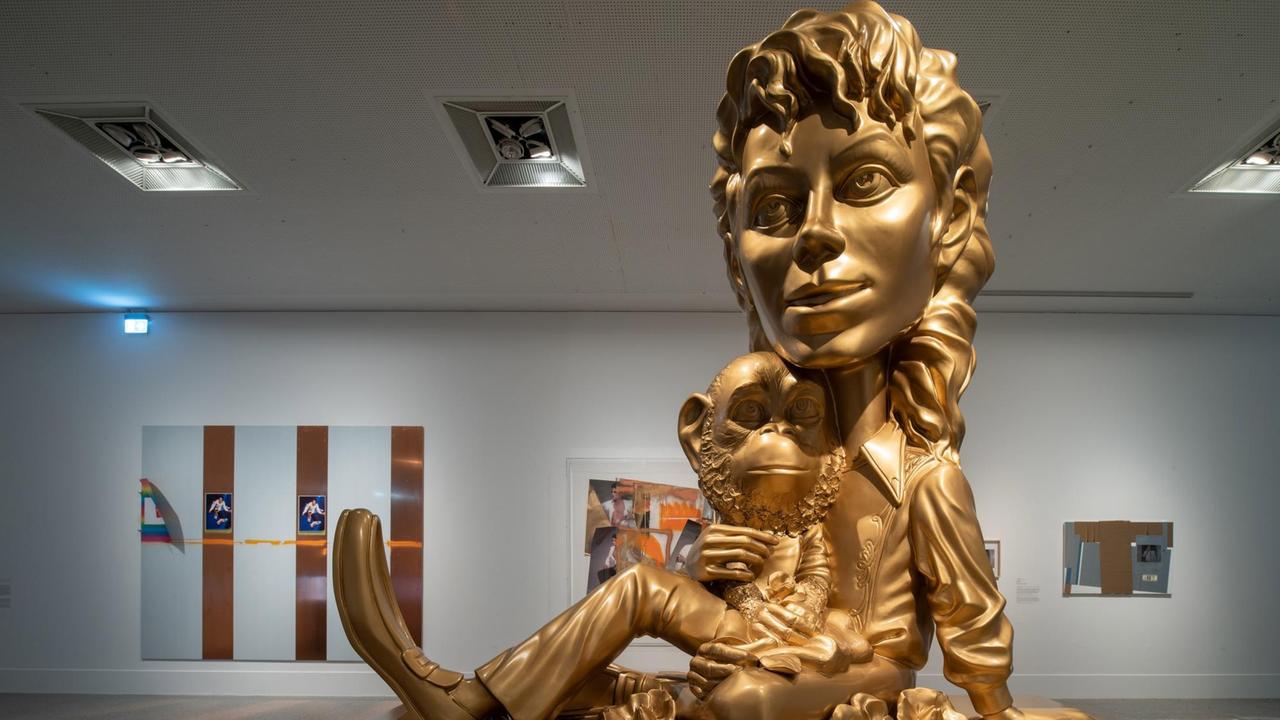Monumentale Michael-Jackson-Skulptur von Paul McCarthy (1999) in der Bonner Bundeskunsthalle während der Ausstellung "Michael Jackson: On the Wall". Die Skulptur trägt den Titel "Michael Jackson mit Bubbles" und zeigt den Popstar mit seinem Schimpansen "Bubbles" auf dem Arm.  Zu sehen ist die Ausstellung bis 14. Juli 2019.