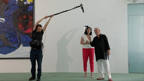 In seinem neuen Dokumentarfilm Face_It! startet der Regisseur und Videopionier Gerd Conradt einen Exkurs zur Codierung des Gesichts. Hier ist er zu Gast im Kanzleramt bei Dorothee Bär.
