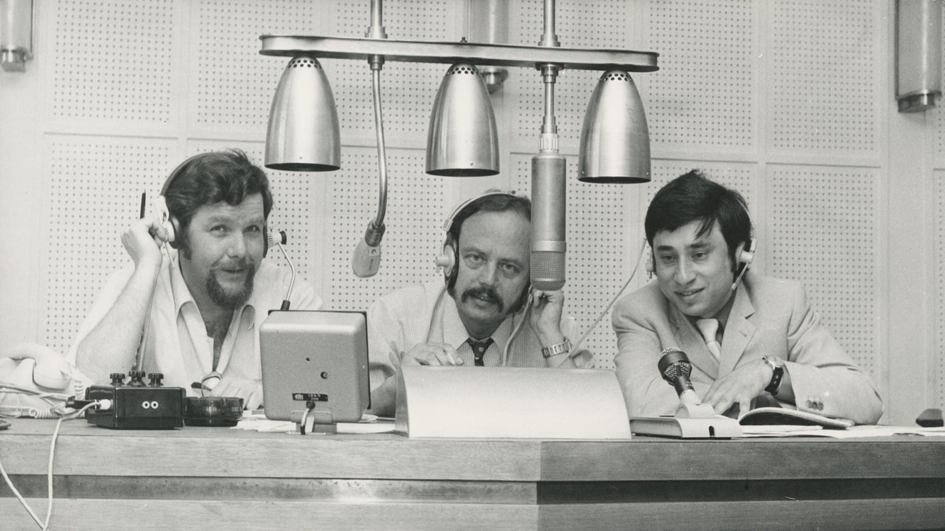 Die Raumfahrt-Experten des Radiosenders Rias Berlin berichten über die Weltraum-Mission Apollo 16: Dr. Ruprecht Kurzrock, Horst Eifler, Harro Zimmer (v.l.n.r.) am 2.5.1972 im heutigen Funkhaus von Deutschlandfunk Kultur. Die Raumfahrt-Experten des Radiosenders Rias Berlin berichten über die Weltraum-Mission Apollo 16: Dr. Ruprecht Kurzrock, Horst Eifler, Harro Zimmer (v.l.n.r.) am 2.5.1972 im heutigen Funkhaus von Deutschlandfunk Kultur.