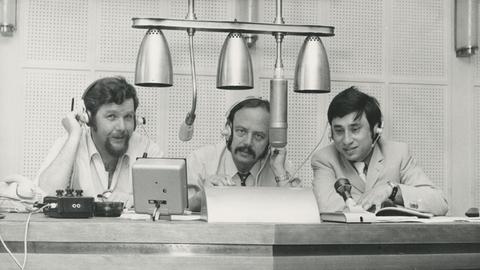 Die Raumfahrt-Experten des Radiosenders Rias Berlin berichten über die Weltraum-Mission Apollo 16: Dr. Ruprecht Kurzrock, Horst Eifler, Harro Zimmer (v.l.n.r.) am 2.5.1972 im heutigen Funkhaus von Deutschlandfunk Kultur.