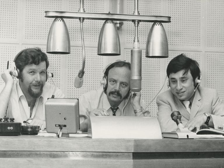 Die Raumfahrt-Experten des Radiosenders Rias Berlin berichten über die Weltraum-Mission Apollo 16: Dr. Ruprecht Kurzrock, Horst Eifler, Harro Zimmer (v.l.n.r.) am 2.5.1972 im heutigen Funkhaus von Deutschlandfunk Kultur.